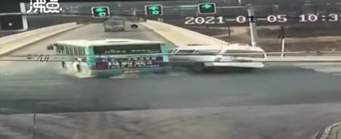 公交車(chē)和救護(hù)車(chē)相撞墜橋?深圳班車(chē)租賃如何保障用戶用車(chē)安