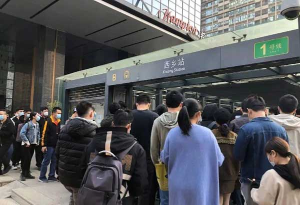 深圳地鐵1號(hào)線大量乘客滯留,鴻鳴巴士班車系統(tǒng)緊急應(yīng)變